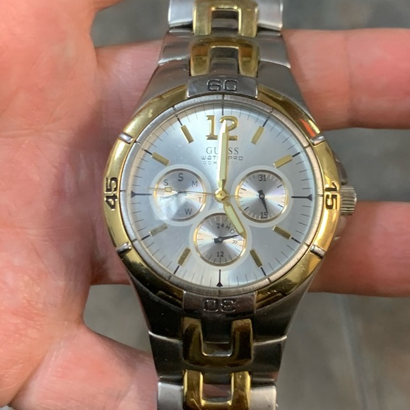 Guess watch two tone stainless still working - Picture 2 of 8